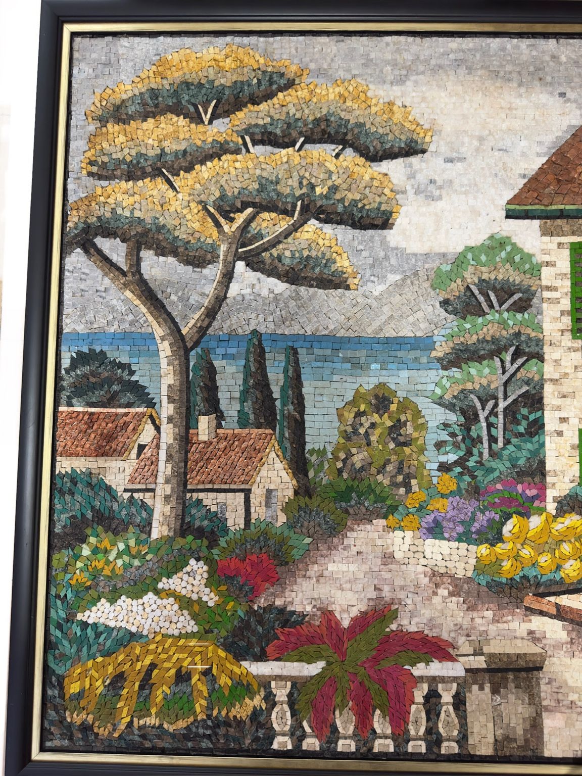 Mosaico de Piedra Natural “Villa Mediterránea con Jardín y Mar” – Arte Hecho a Mano
(Handmade Natural Stone Mosaic “Mediterranean Villa with Garden & Sea”)