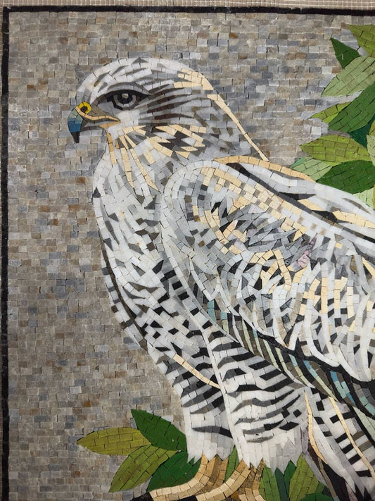 Obra de Mosaico – Halcón en la Rama (Arte en Piedra Hecho a Mano)