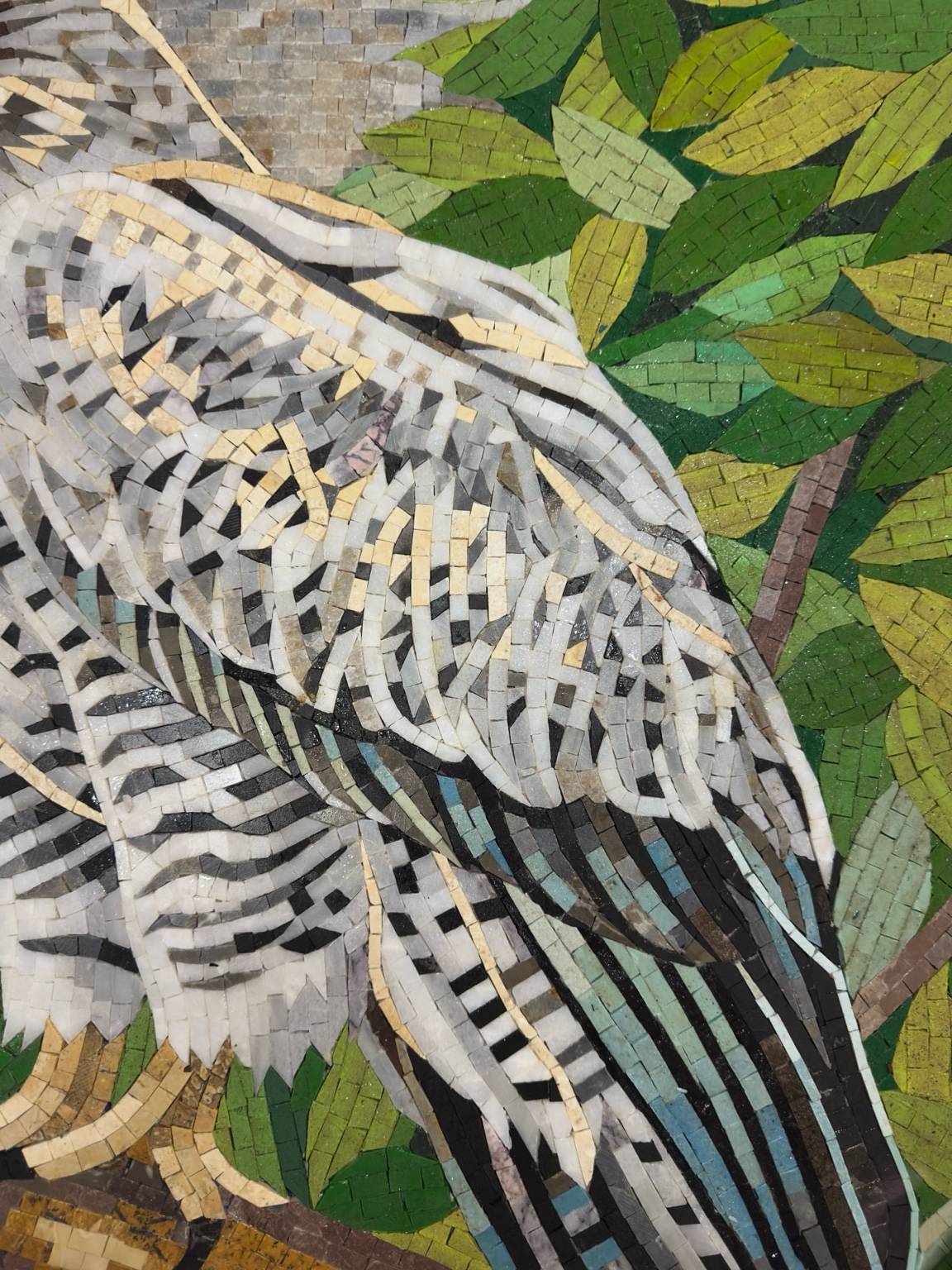Obra de Mosaico – Halcón en la Rama (Arte en Piedra Hecho a Mano)