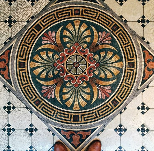 Mosaico de Piedra Natural Geométrico con Formas Arqueadas
Handmade Natural Stone Mosaic – Geometric Design with Arches